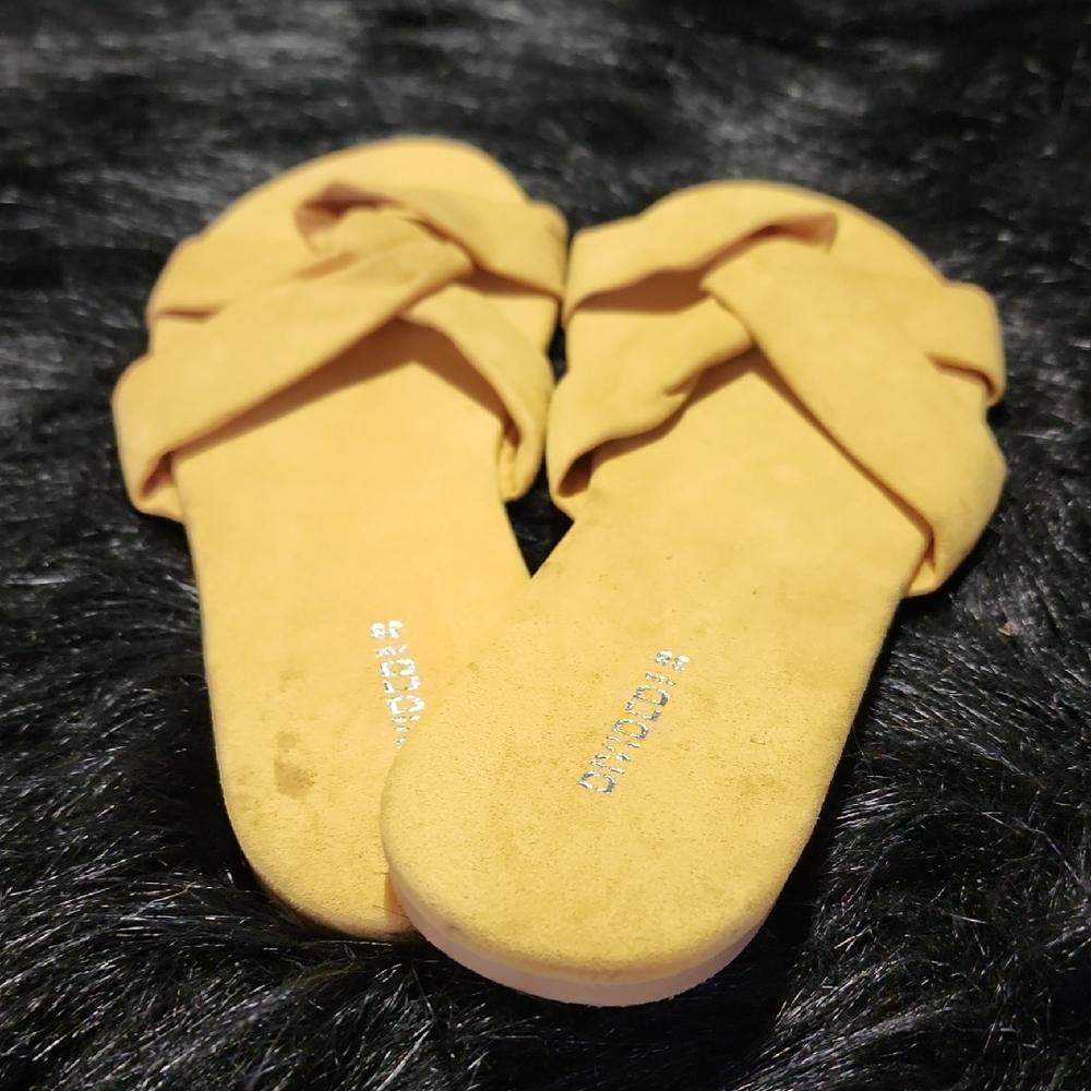 Divided Yellow Sandals Slip-On Comfort. Size 38.